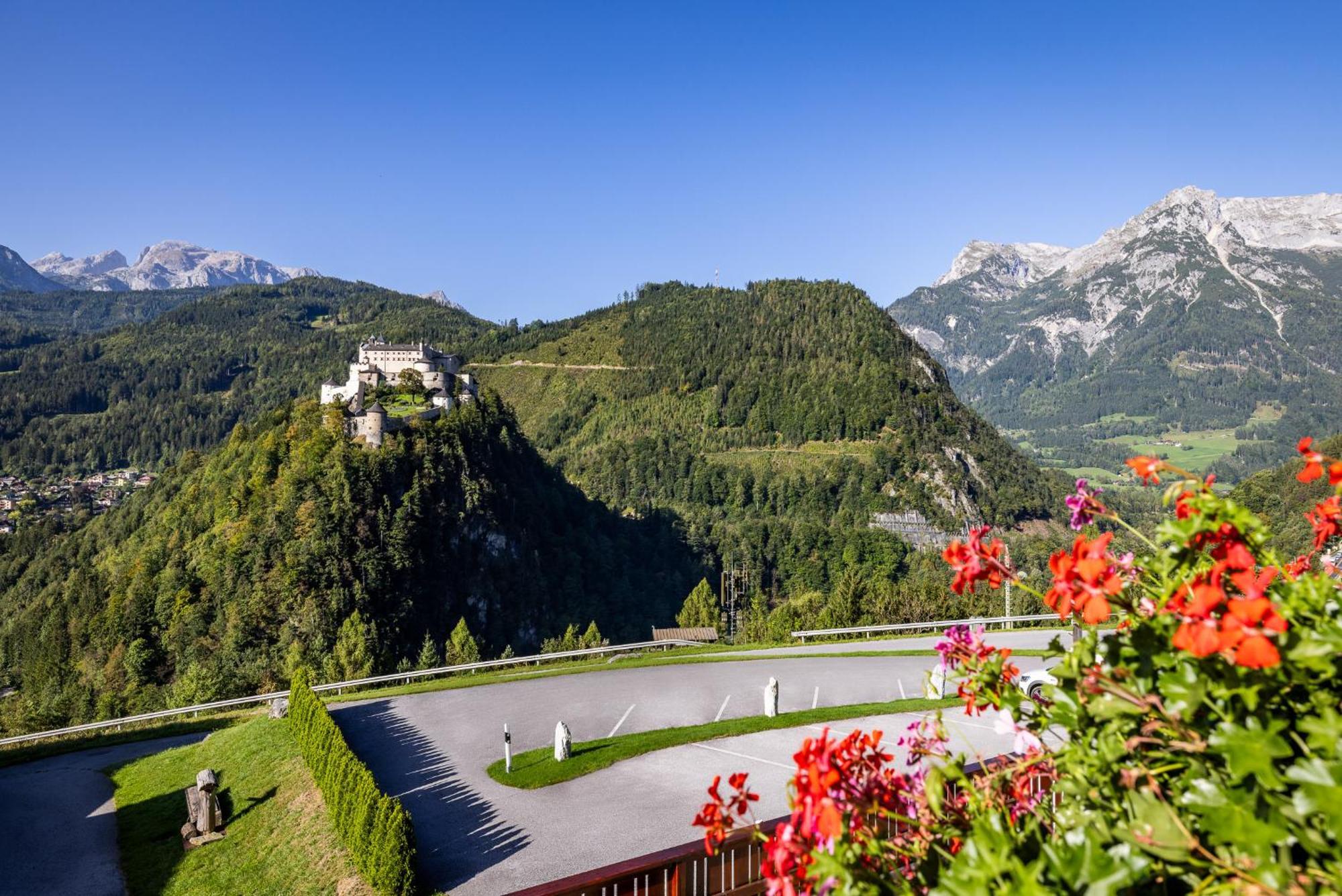 Отель Der Burgblick-Adults Only Верфен Экстерьер фото